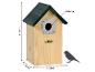Houten vogelhuisje met groen dak en afmetingen, vogelsilhouet.