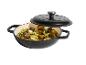 Zwarte gietijzeren pan met deksel, gevuld met geroosterde aardappelen, champignons en lente-uitjes.