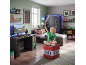 Kinderkamer in Minecraft-thema met bureau, bed, kledingkast en opbergruimte, jongen houdt zwaard vast.