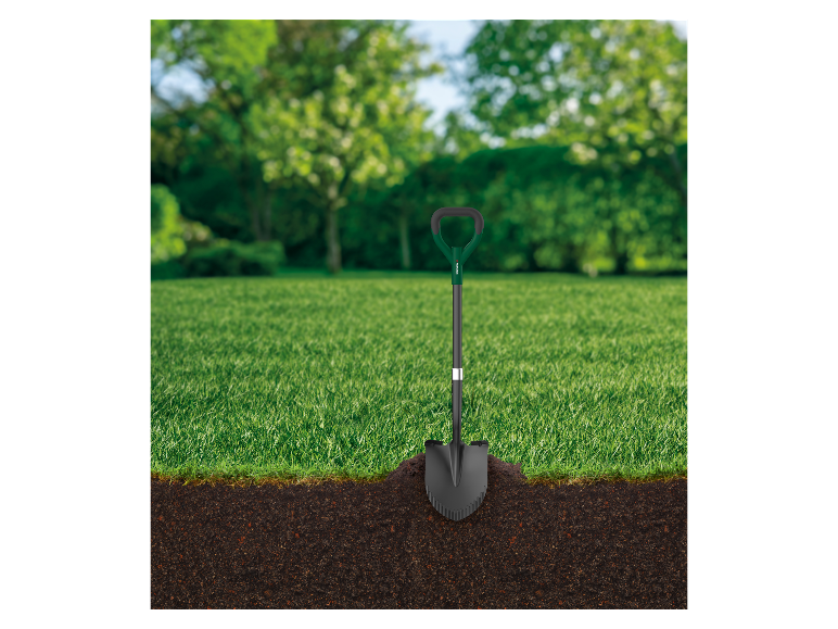 Fiskars schop in groen gras.