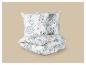 Wit beddengoed met blauwe en beige bloemmotieven, inclusief twee kussens en een dekbed.
