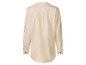 Een crèmekleurige katoenen blouse met lange mouwen.