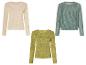 Drie gebreide truien in pastelkleuren.