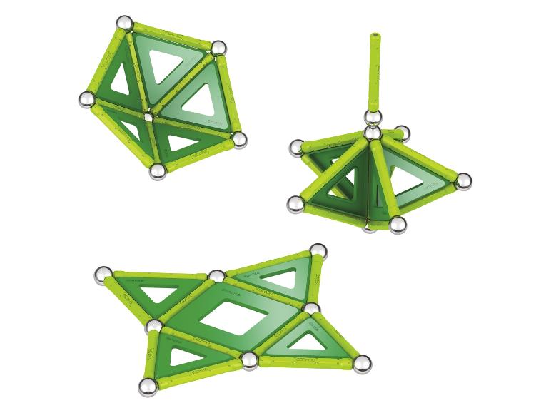 Drie groene Geomag structuren, waaronder een piramide en een platte vorm, op een witte achtergrond.