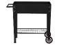 Zwarte barbecue op wielen met een onderste roosterplank.