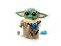 LEGO Grogu figuur met een blauwe droid en accessoires op een witte achtergrond.