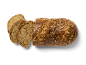 Gesneden volkorenbrood met zaden op een zwarte achtergrond.
