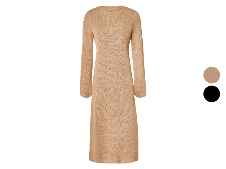 Lange gebreide jurk in beige en zwart, verkrijgbaar in meerdere kleuren.