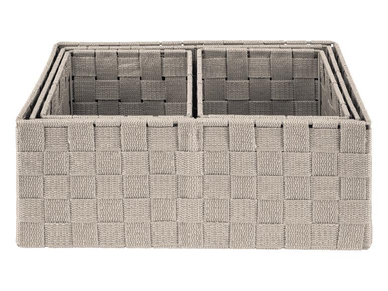 Drie beige geweven opbergmanden.