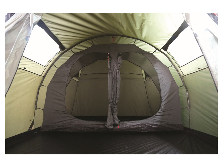 Een groene tent met een zwarte slaapcabine.