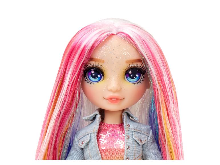 Pop met roze en wit haar, grote blauwe ogen en een spijkerjasje.