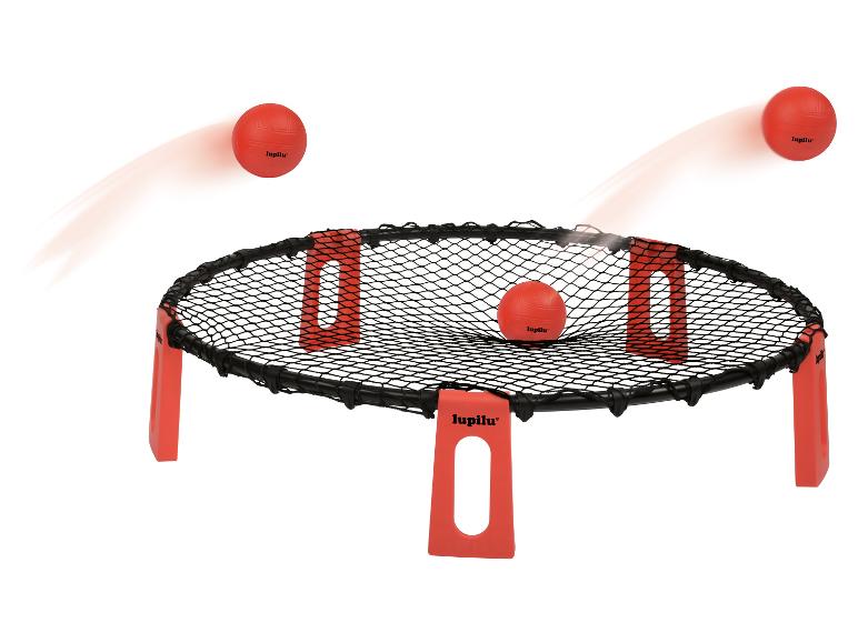 Volleybalset met trampoline en drie ballen, waarvan twee in beweging.