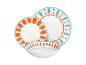 Witte bordenset met oranje en blauwe patronen, inclusief een plat bord, diep bord en kom.