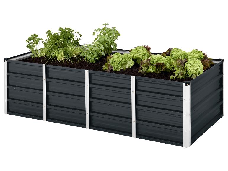 Donkergrijze verhoogde moestuinbak met diverse kruiden en sla