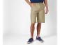 Herenshorts en canvas schoenen.