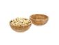Twee houten kommen, één gevuld met popcorn, de andere leeg.