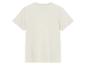 Een lichtbeige t-shirt met korte mouwen op een witte achtergrond.