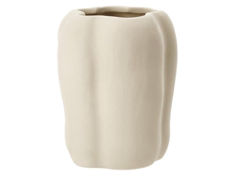 Crèmekleurige keramische vaas met een getextureerd, geribbeld ontwerp.