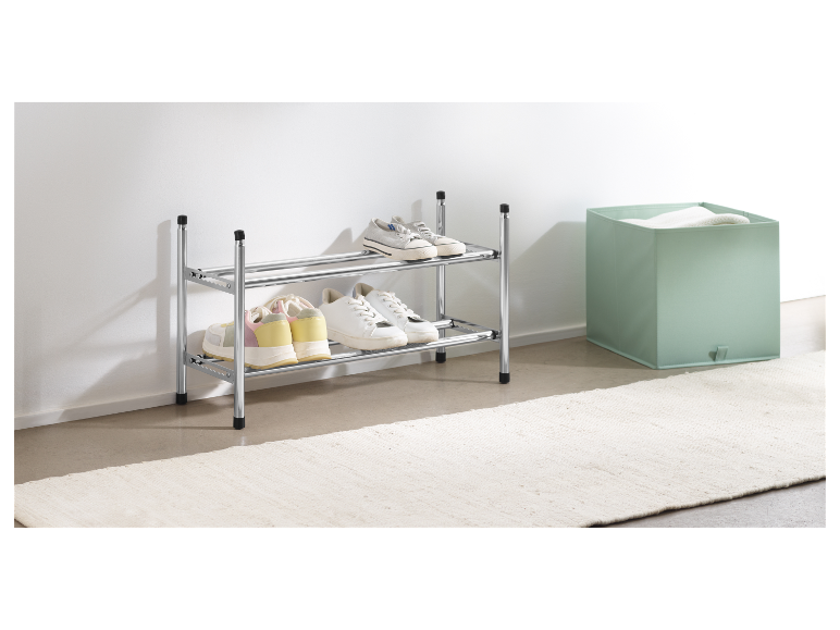 Een metalen schoenenrek met twee niveaus met schoenen erop.