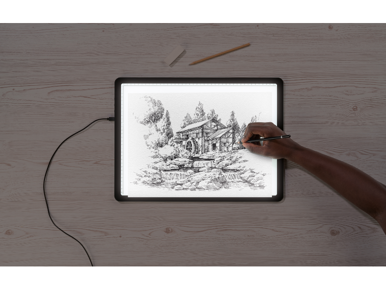 Hand tekent een gedetailleerde schets van een watermolen op een lichttafel.