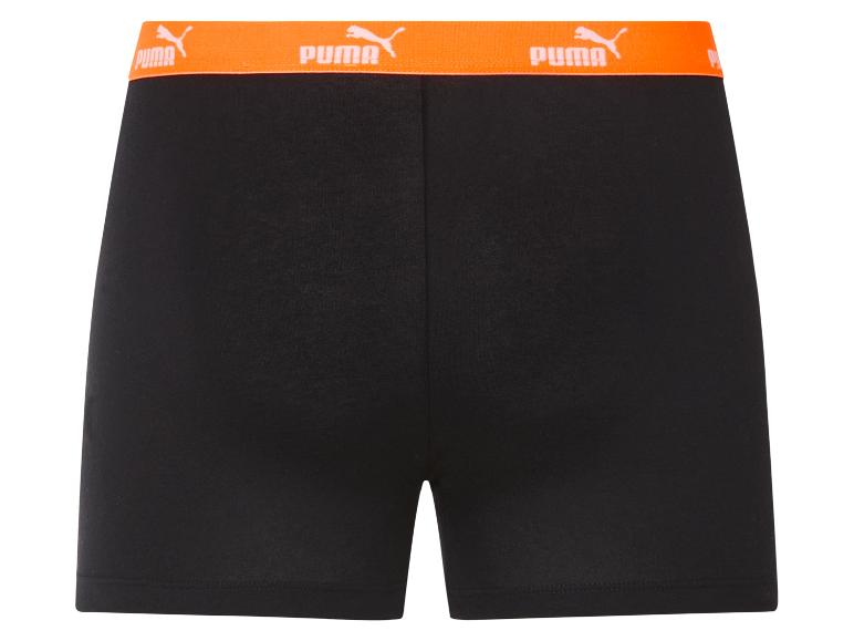 Zwarte Puma shorts met oranje band.