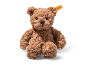 Pluizige bruine teddybeer zittend op een witte achtergrond.