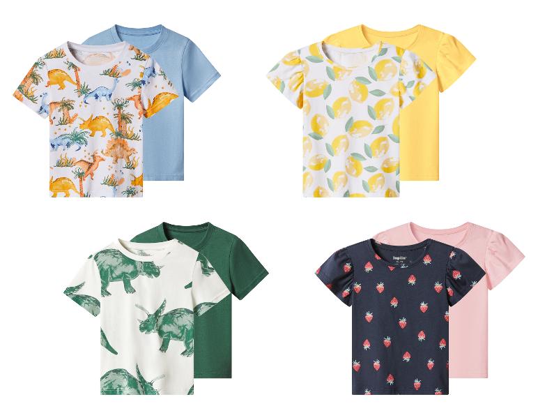 Vier sets kinder-T-shirts: dinosaurussen, citroenen, triceratops en aardbeien.