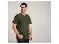 Man in groen Henley-shirt en donkere jeans, kijkt opzij.