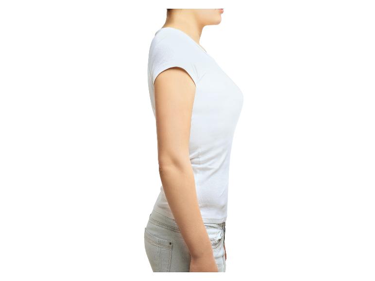 Vrouw in wit T-shirt en lichte jeans, zijaanzicht