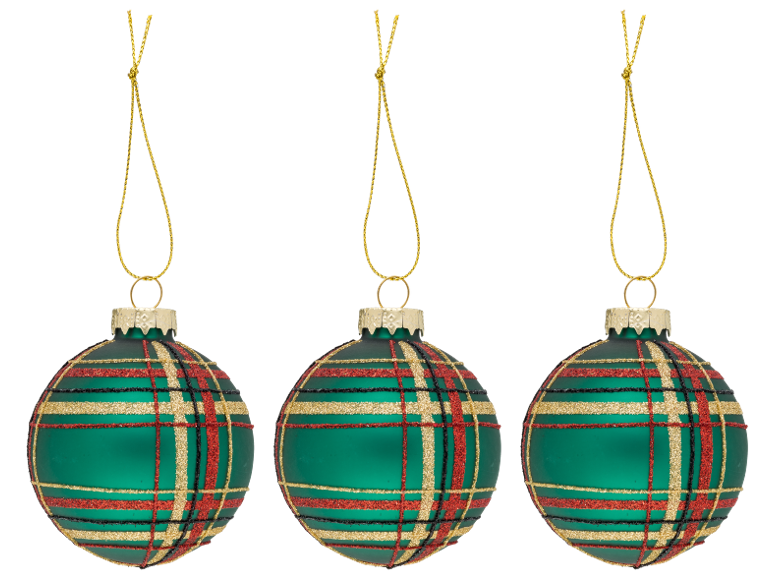 Drie groene kerstballen met rood en goudkleurig ruitpatroon.