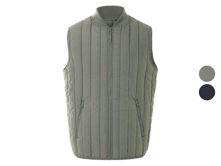 Een groene gewatteerde vest met rits.