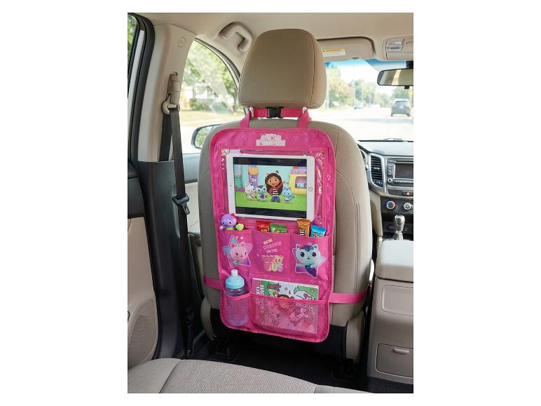 Roze Gabby's Dollhouse auto-achterbank organizer met tablet, speelgoed en snacks.