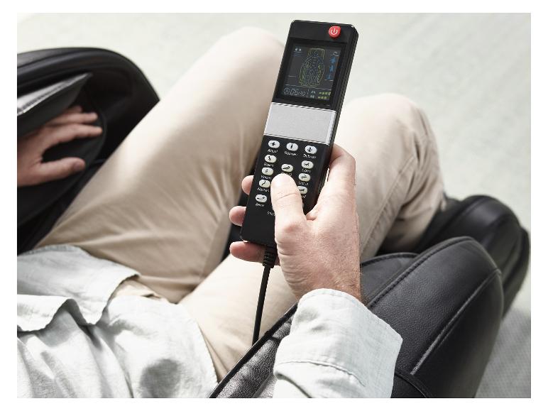 Man in massagestoel bedient afstandsbediening met scherm.