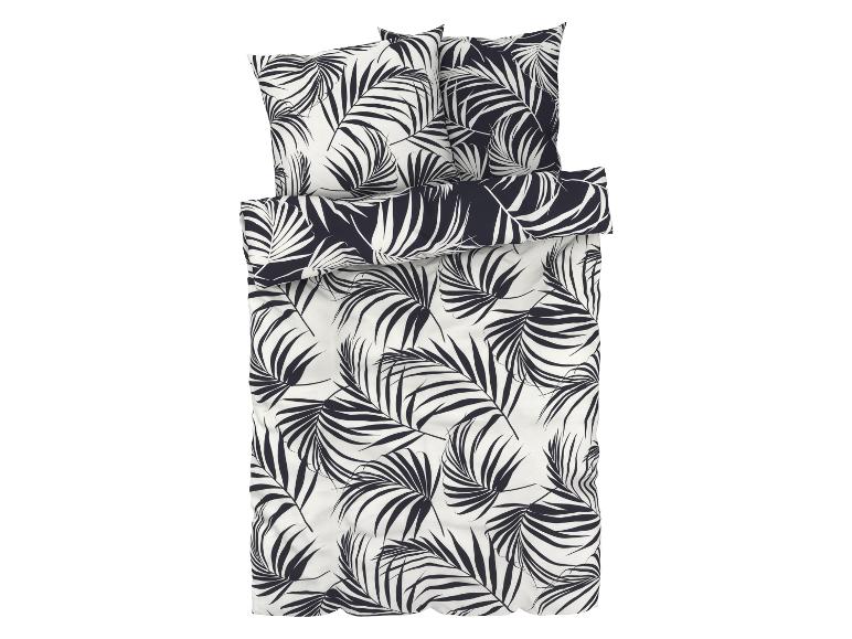 Een wit dekbedovertrek met een tropisch palmbladerenpatroon in zwart.