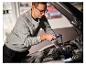 Man gebruikt LIVARNO® werklamp 'The Mechanic' om de automotor te verlichten.