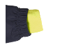 Close-up van een donkerblauwe jasmouw met een felgele fleece manchet.