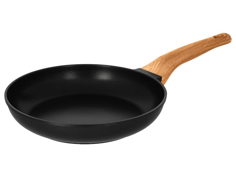 Zwarte koekenpan met houten handvat