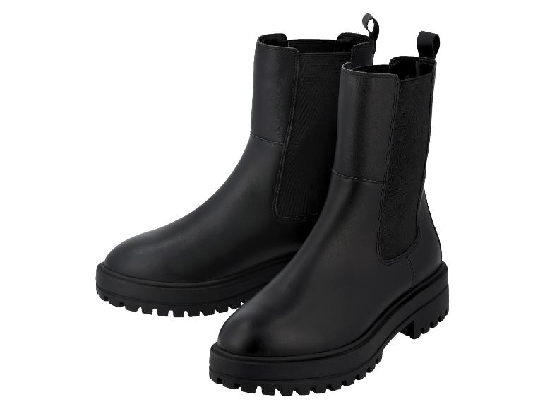 Een paar zwarte Chelsea boots met dikke zolen.