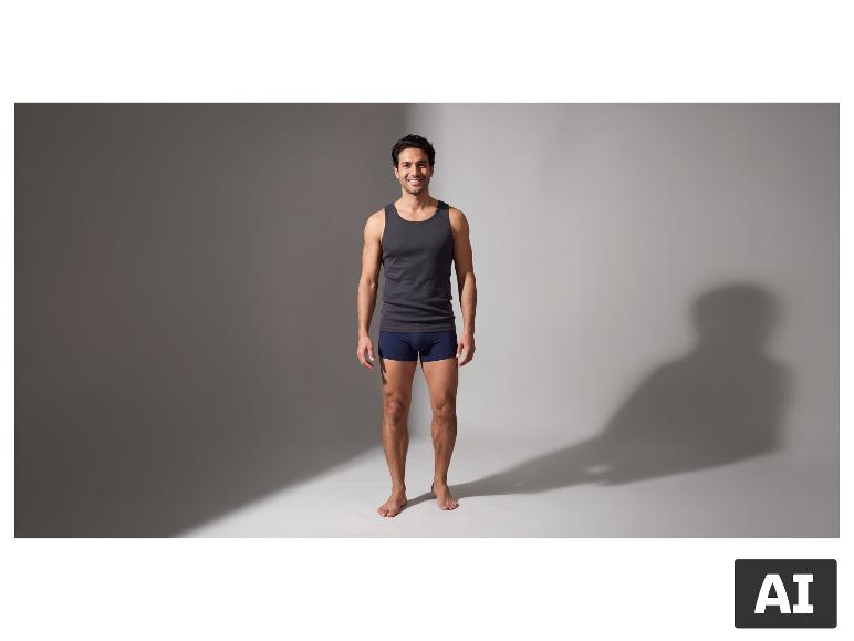 Glimlachende man in grijs ESMARA MEN-hemd en donkerblauwe boxershort. [AI-gegenereerde afbeelding]