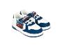 Paar witte en blauwe kindersneakers met een cartoonauto-print