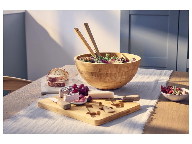 SILVERCREST® bamboeschaal met salade, kaasplank en brood op een tafel.