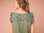 Een groen katoenen top met een gedetailleerde rug.