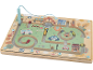 Houten magnetisch doolhof met wegparcours, voertuigen en stadslandschap.