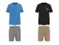 Twee herenpyjamasets: één blauw T-shirt met grijze shorts, en één zwart T-shirt met de tekst 'ROAD TRIPPIN' en beige shorts.