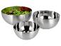 Set van drie stalen kommen, één met salade.