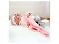Baby Annabell pop in roze pyjama en deken op wit imitatiebont.
