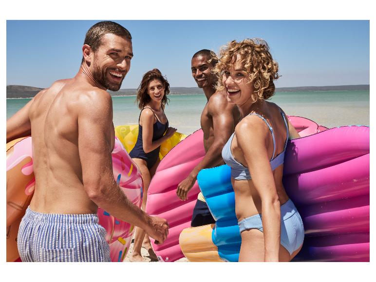 Vrienden op het strand met donut en ijslolly opblaasfiguren.