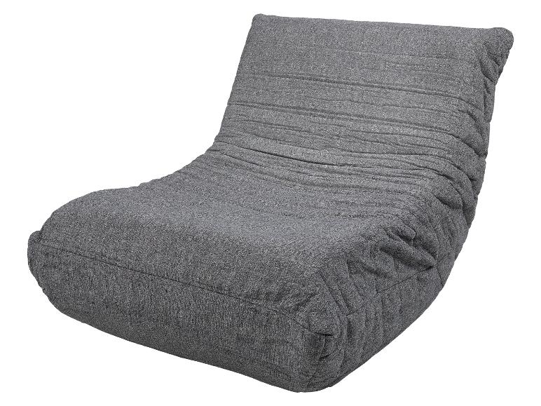 Grijze, getextureerde loungestoel met geplooid rugleuning.