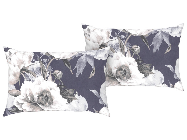 Twee kussens met een donkerblauwe achtergrond en een bloemmotief.