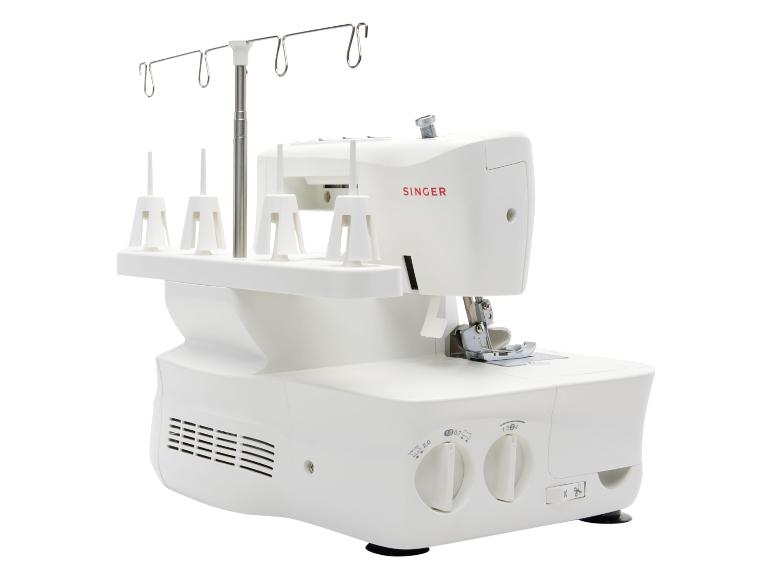 Witte overlock naaimachine met steek- en draadspanningsregeling.
